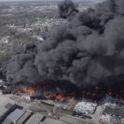Imagen de la columna de humo provocada el 11 de abril de 2023 cuando estalló un incendio en la empresa Hoffco en Richmond, Indiana.