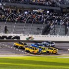 Joey Logano (22) aventaja a Christopher Bell para ganar la carrera clasificatoria Blue Green Vacations Duel 1 para la Daytona 500 de 2023 el jueves 16 de febrero de 2023 en Daytona, Florida.