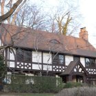 Fachada de una casa unifamiliar en la localidad de Bronxville, Nueva York. Tiene un estilo historicista, de tipo cottage, y se distribuye en dos pisos.