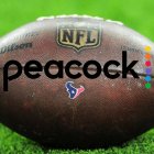 Balon de la NFL con logo de Peacock. La plataforma en streaming emitirá uno de los partidos de los playoffs en exclusiva en la temporada 2024.
