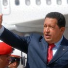 Hugo Chávez saluda a sus partidarios