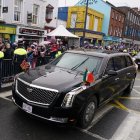 Imagen del Cadillac presidencial durante la visita de Biden a Irlanda. El coche cruza una calle abarrotada de irlandeses, escoltado por la Garda.