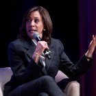 Kamala Harris dando un discurso.