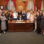 El gobernador de Florida, Ron DeSantis, firmando la Ley de