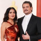 Salma Hayek y Pedro Pascal en la gala de los Óscars 2022. Ambos son dos de los hispanos que aparecen en el ranking de la revista 'Time'