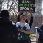(Protestors Against Lia Thomas Stand Outside & Attend Women's NCAA Championships/ Captura video Youtube)