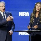 La gobernadora de Dakota del Sur, Kristi Noem, durante la convención de la NRA.