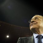 El presidente del Real Madrid, Florentino Pérez, mira hacia arriba en un estadio.
