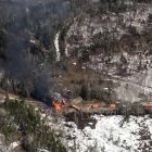 Foto aérea de un tren descarrilado en una zona boscosa de Maine.