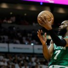 Jaylen Brown durante un partido con los Boston Celtics en la temporada 2022-2023.