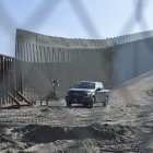 La Administración Biden enfrenta críticas por vender partes del muro fronterizo