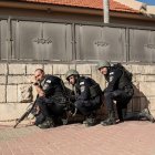 Tres militares en posición de ataque en una de las calles de una ciudad situada al sur de Israel.