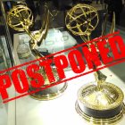 Imagen de dos premios Emmy con el logo en PNG de "Pospuesto". La 75ª entrega anual de los premios se ha pospuesto debido a la huelga de Hollywood.
