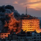 Imagen de un edificio de Gaza durante un ataque de la aviación israelí.