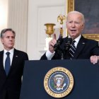 El presidente Joe Biden habla detrás de un atril sobre la invasión terrorista de Hamás a Israel. Detrás se puede ver al secretario de Estado, Antony Blinken, escuchándolo.