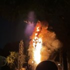 Imagen de la cabeza del dragón mecánico del show "Fantasmic!" durante el incendio que provocó la cancelación del show en Disneyland California.