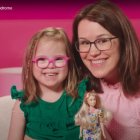 Captura de pantalla del anuncio de Mattel presentando la nueva Barbie con síndrome de Down.