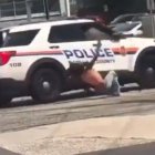 Captura de pantalla del video publicado en Reddit donde se muestra a un coche de Policía de Nassau (Long Island) atropellando a una tiradora.