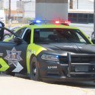 Un policía de San Luis de Potosí sale de su coche patrulla.