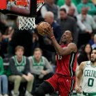 Bam Adebayo, pívot de Miami Heat, encestando durante el primer partido de la Final de la Conferencia Este de los Playoffs de la NBA 2023.