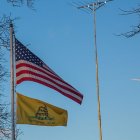 Expulsaron de clases a un niño de Colorado por llevar un parche con la bandera de Gadsden en su bolso