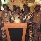 Los militares gaboneses dan un golpe de Estado y lo anuncian en la televisión nacional.