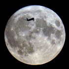 Un avión sobrevuela Londres en medio de la superluna azul