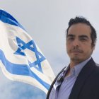 Imagen de Dor Shahar con una bandera de Israel de fondo.