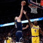 Nikola Jokic (Denver Nuggets) anota ante Lonnie Walker IV (Los Ángeles Lakers) en el segundo partido de la Final de la Conferencia Oeste de los Playoffs de la NBA 2023.
