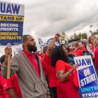 Miembros de la UAW protestan en Belleville, Michigan.