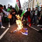 Manifestantes pro-palestina queman la bandera de Israel en una protesta en Londres, en una imagen de archivo.
