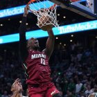 Bam Adebayo, jugador de Miami Heat, anota en el segundo partido de la Final de la Conferencia Este de los Playoffs de la NBA 2023 frente a Boston Celtics.