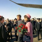 El presidente John F. Kennedy y Jacqueline Kennedy llegan a Love Field en Dallas, Texas, el 22 de noviembre 1963.