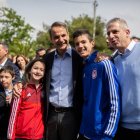 Kyriakos Mitsotakis, primer ministro griego y líder del partido conservador Nueva Democracia, posa con varios simpatizantes durante la jornada electoral.