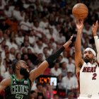 Gabe Vincent (Miami Heat) anota un triple ante la oposición de Jaylen Brown (Boston Celtics) durante el tercer partido de la Final de la Conferencia Este de los Playoffs de la NBA 2023.