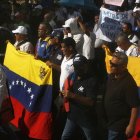 Venezolanos protestando en la calle con banderas del país en 2023.