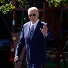 El presidente estadounidense Joe Biden camina por el jardín sur de la Casa Blanca en Washington antes de su partida a Filadelfia el 13 de octubre de 2023.