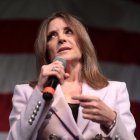 Marianne Williamson, escritrora de best-sellers de autoayuda, anuncia su candidatura demócrata para la presidencia en 2024