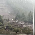 Captura de pantalla de un vídeo subido por Alaska News Source con imágenes del deslizamiento de tierras en el estado que dejó tres muertos y otros tres desaparecidos.