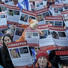 Imagen de archivo de varias personas participando en una concentración pacífica de unidad y solidaridad frente a la embajada de Qatar en Londres para pedir la liberación de los rehenes secuestrados en Israel.