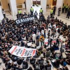 Activistas protestan contra el esperado asalto terrestre de Israel a Gaza en el edificio Canon, junto al Capitolio de Estados Unidos, en Washington, este 18 de octubre de 2023. EFE/EPA/Jim Lo Scalzo