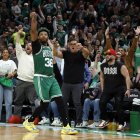 Marcus Smart y la grada celebran una canasta de los celtics.