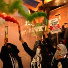 Manifestantes pro-Palestina en una marcha hacia la Embajada de Estados Unidos en Londres.