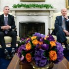 El presidente, Joe Biden, y el presidente de la Cámara de Representantes, Kevin McCarthy, alcanzan un acuerdo sobre el techo de deuda.