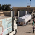 Dos camiones con ayuda humanitaria entran en la Franja de Gaza por Rafah el 21 de octubre de 2023.