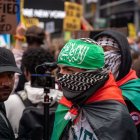 Manifestantes pro Hamás, uno con la bandera del grupo terrorista, protestan en Nueva York un día después de la masacre de Hamás.