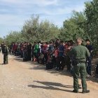 Agentes de la Patrulla Fronteriza detienen a 128 inmigrantes abandonados por traficantes en Tucson (Arizona) en 2018.