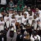 Los Miami Heat celebran en el podio tras derrotar a los Boston Celtics.