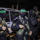 Combatientes de Hamás entregando rehenes