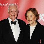 Jimmy Carter junto a su mujer Rosalynn Carter durante un evento en Los Ángeles en 2015.